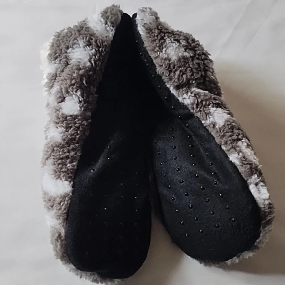 NWT Art Class Gripper Slippers